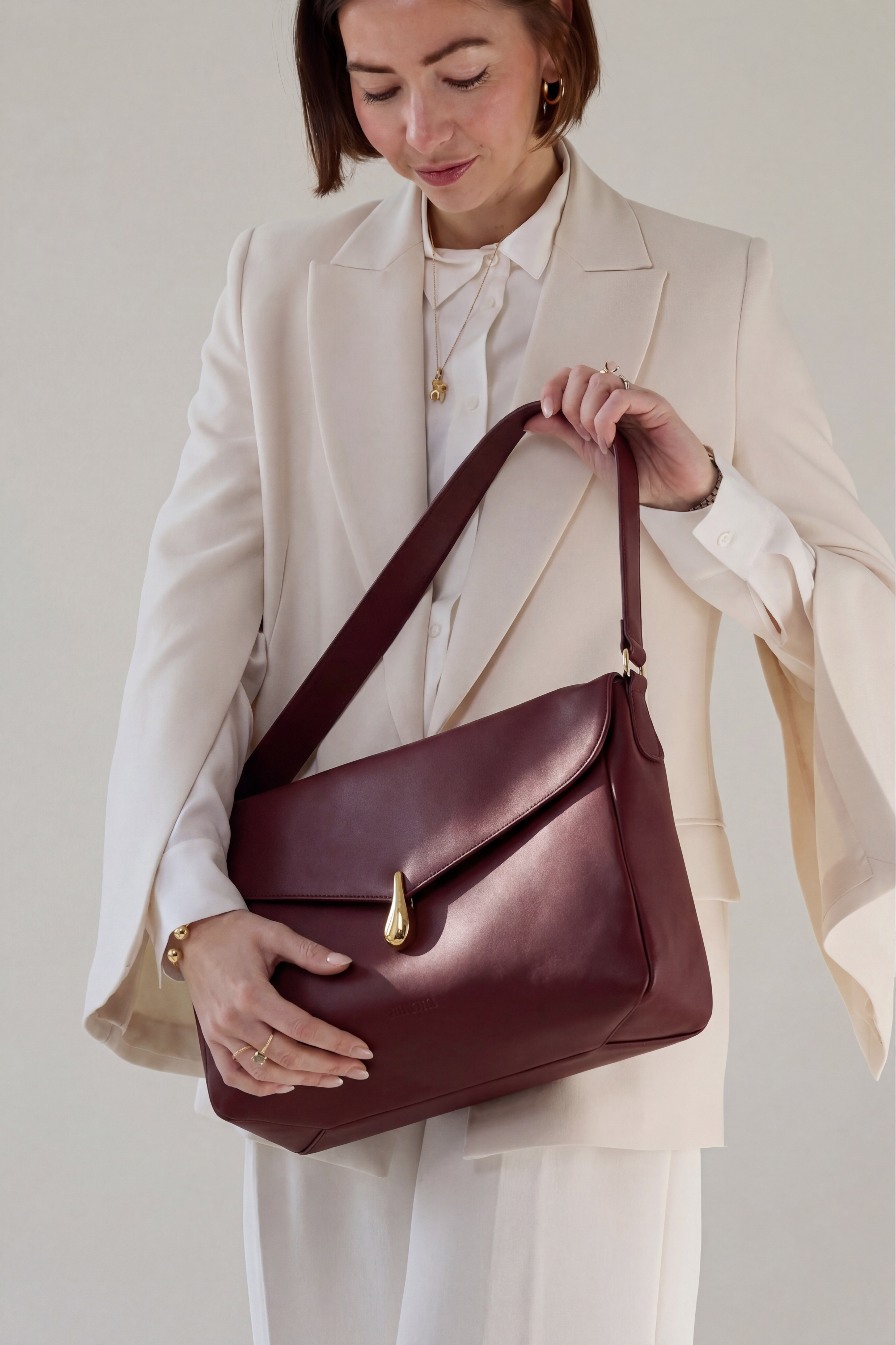 Side view of Ariagata It's Her laptop bag in bordeaux red leather
